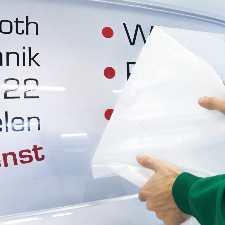 Folienplott mit Montage auf ein Fahrzeug - Umgesetzt von MTex in Hamburg